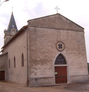 Façade l'église saint Pierre à Marlieux dans la Dombes