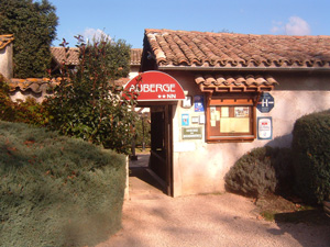 Dcouvrez la Dombes et la facade de l'Auberge les Bichonnieres  Amberieux en Dombes